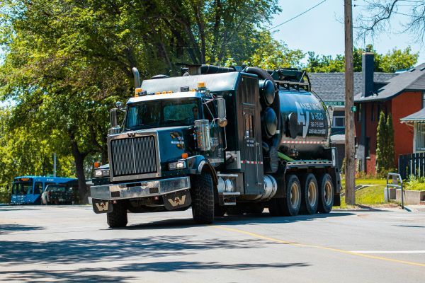 Intervention d'un camion hydrocureur : signes d'une fosse septique débordante